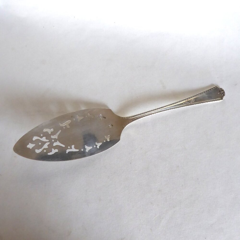 VINTAGE 1929 BERKELEY PATTERN PIERCED SILVER PIE CAKE SERVER